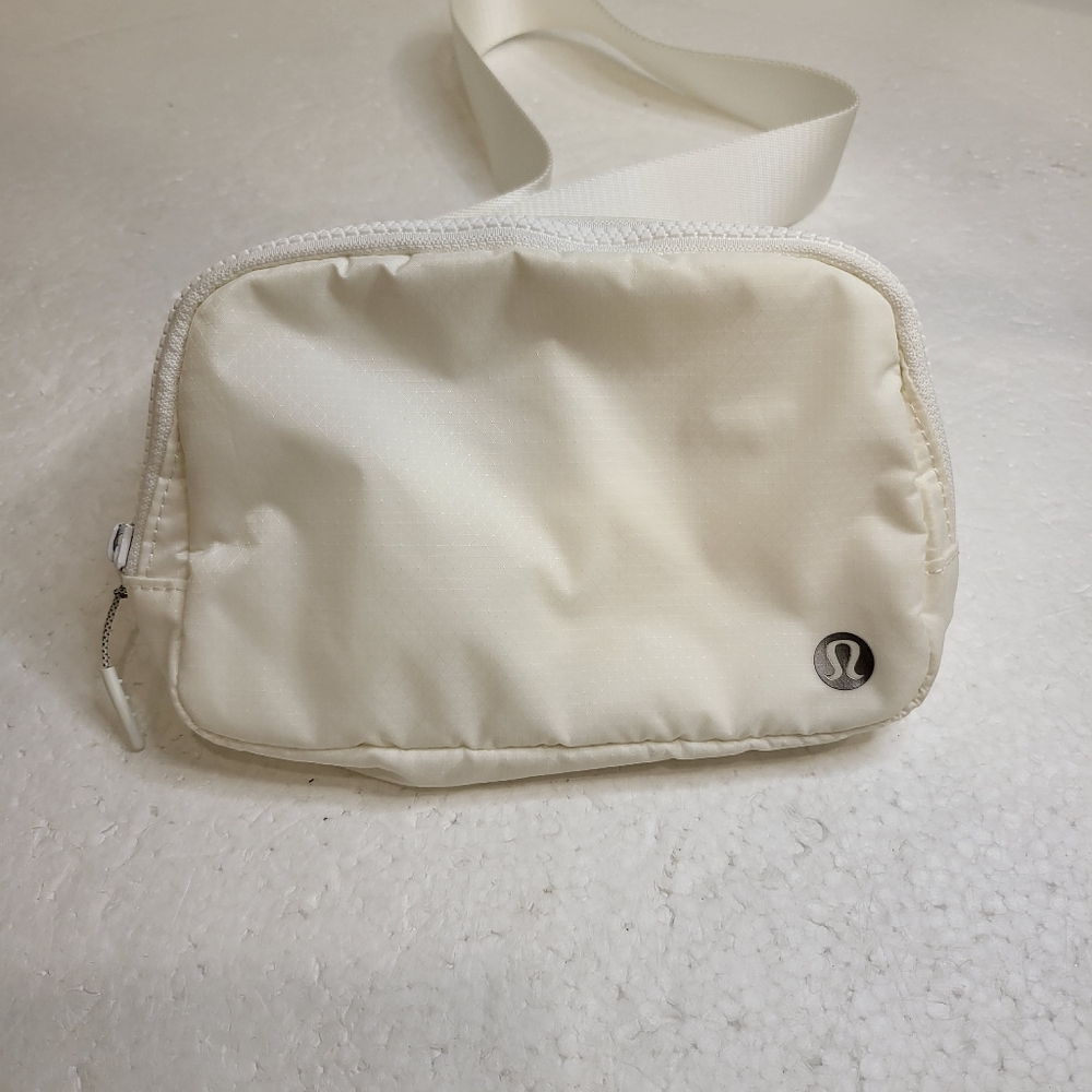 Lululemon🔥🔥HOST PICK🔥🔥Athletica White Everywhere Belt Bag/crossbody Bag
